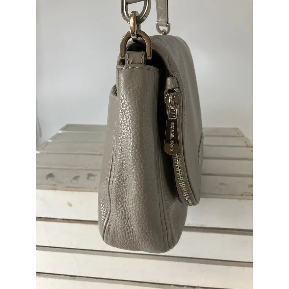 MICHAEL KORS, GRAY MEDIUM PEBBLED LEATHER SHOULDER BAG